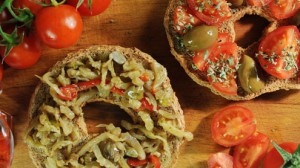 fresina-dieta-mediterranea-pomodoro-pachino-olive-origano-sale-olio-1