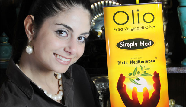 Olio Extra Vergine di Oliva della Dieta Mediterranea "Simply Med" - nella foto Silvia Lanzafame