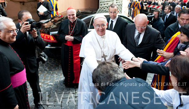 Papa Francesco saluta i Fedeli alla Porta Sant'Anna in Vaticano