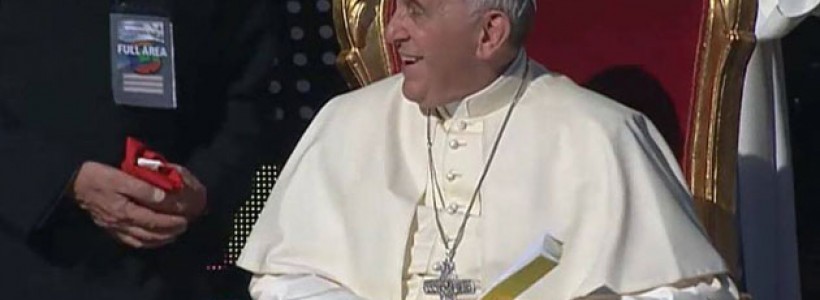 papa-francesco-flash-mob-olimpico-sorride